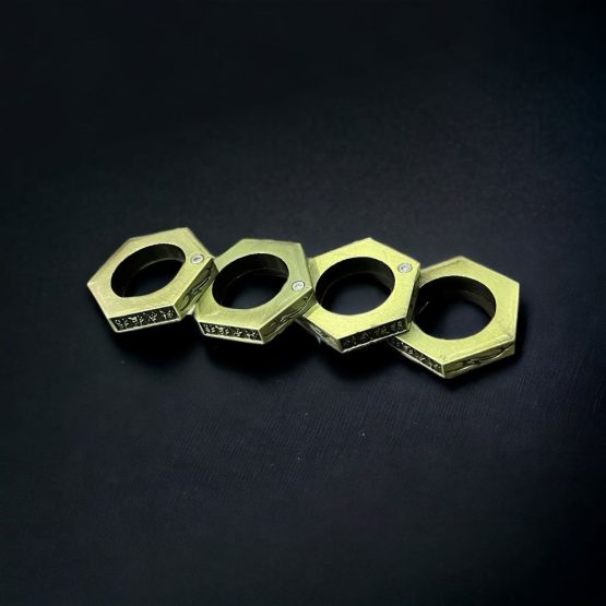 GOLDEN ELEGANCE: FOLDABLE METAL KNUCKLE DUSTER FOR STYLE AND SAFETY