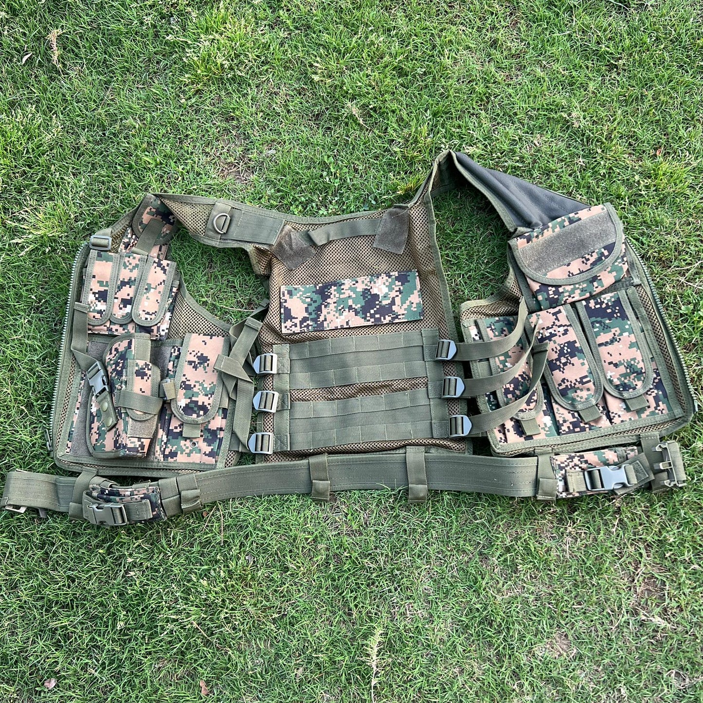 Tactical Magazines Vest for AR15, M4, and M16 Magazines - Made in USA
